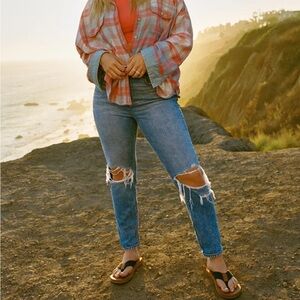 AE Strigid Ripped Mom Jean